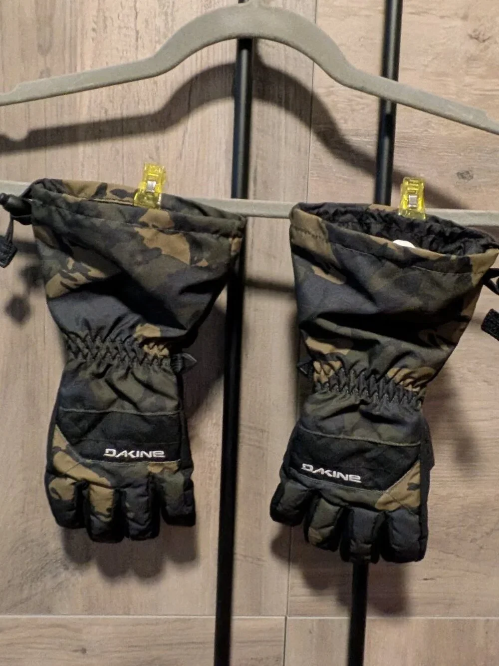 Dakine Boys Yukon Glove Camo/Black Medium 6-8, Winter, Waterproof, Adjustable